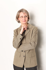 Dame mit Brille und grauen Haaren