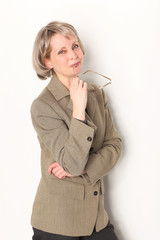 Dame mit Brille und grauen Haaren