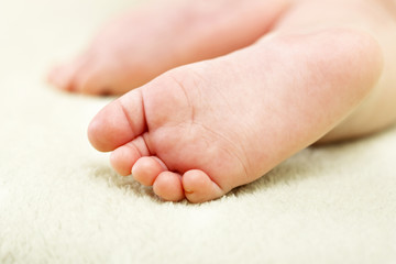 Obraz na płótnie Canvas newborn baby closeup feet
