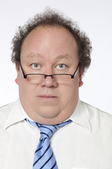 homme bureaucrate sérieux lunettes cravate