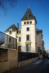 Fototapeta na wymiar Dom w okolicy - Villeurbanne