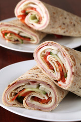 Wholemeal tortillas with ham, cheese and vegetables