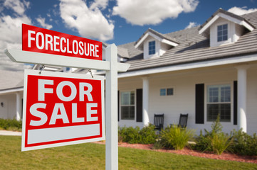 Foreclosure Real Estate Sign and House - Left - obrazy, fototapety, plakaty