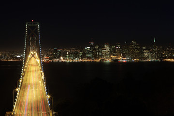 Fototapeta na wymiar Bay Bridge w San Francisco w nocy