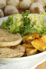 Naan bread und Curryhuhn auf einem Teller