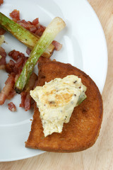 Rührei mit gebratenem Speck