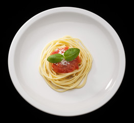 piatto di spaghetti al pomodoro