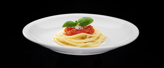 piatto di spaghetti al pomodoro