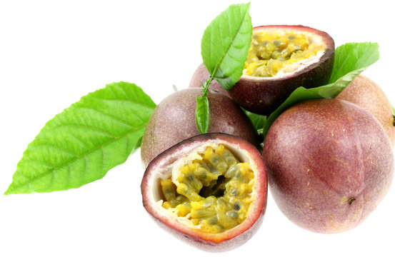 fruits de la passion, grenadilles, Passiflora, fond blanc