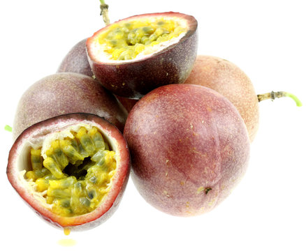 fruits de la passion, grenadilles, fond blanc