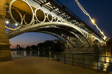 Puente de Triana en Sevilla de noche