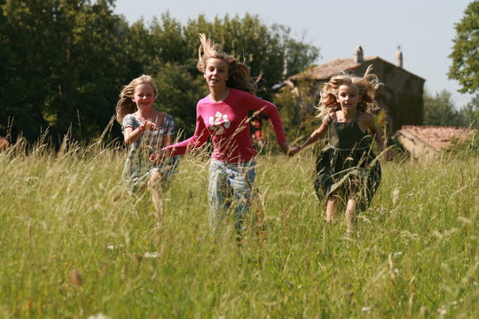 3 fillettes &agrave; la campagne
