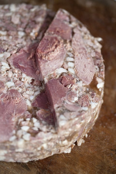 Grattons et p&acirc;t&eacute;s dans une charcuterie
