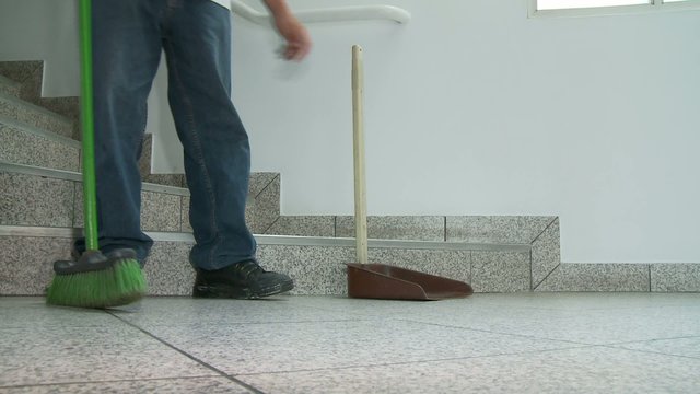 Boden kehren, reinigen