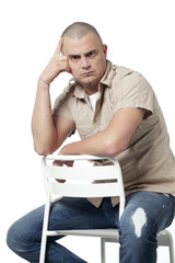 jeune homme assis penseur