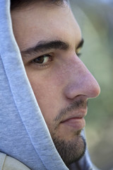 Jeune homme détendu après le sport