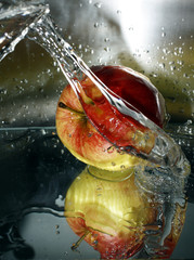 Fototapeta na wymiar Water splashes and an apple