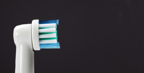 Zahnbürste, isoliert auf dunklem Hintergrund 02