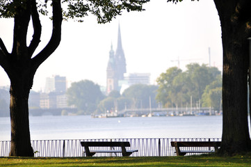 Parkbänke im Alsterpark in Hamburg-Uhlenhorst - 21685479