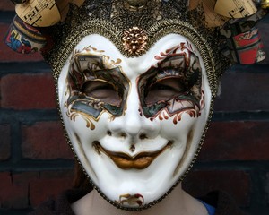 Girl wearing a venetian carnival mask (derisive gaze close-up)