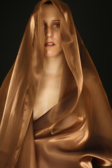 retrato de virgen mirando a cámara, fondo vertical