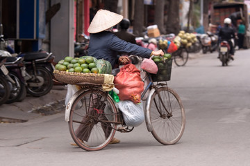 Straßenverkäuferin in Hanoi Vietnam