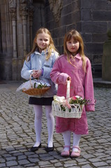 Dwie dziewczynki z wielkanocną święconką © bnorbert3