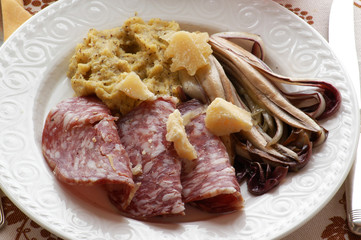 Antipasto di polenta formaggio grana soppressa e radicchio rosso