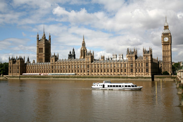 Fototapeta na wymiar British parliament buildings boat on river Thames