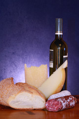 formaggi misti, salame piccante, pane e vino nero