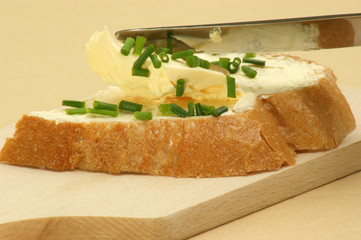 Weissbrot wird mit Butter bestrichen