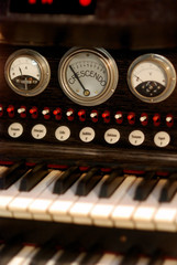 Spieltisch einer romanischen Orgel