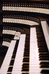 Spieltisch einer romanischen Orgel