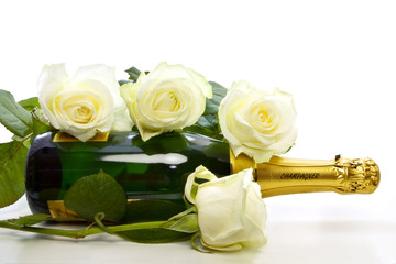 Champagner mit weißen Rosen