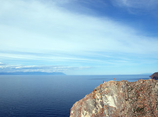Felsen an der nordwestlichen Steilküste der Baikalinsel Olchen