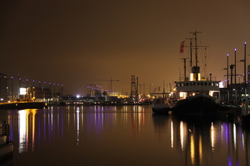 Fototapeta na wymiar Światy w Bremerhaven portu w nocy