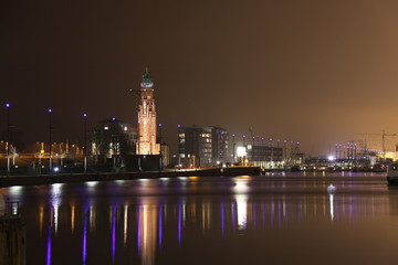 Fototapeta na wymiar Światy w Bremerhaven portu w nocy