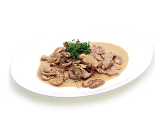 eine Teller Z&uuml;rcher Geschnetzeltes freigestellt auf wei&szlig;em Hintergrund