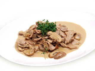 eine Teller Zürcher Geschnetzeltes freigestellt auf weißem Hintergrund