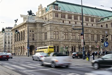 Fototapeta na wymiar Ruch Afternoon naprzeciwko Opery Wiedeńskiej