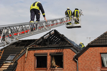 Dachstuhlbrand mit Drehleiter