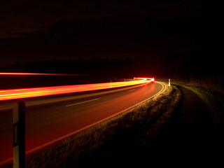 Landstraße bei Nacht