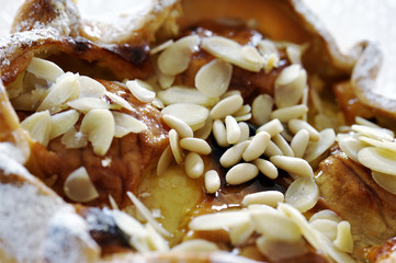 dolce con pinoli e mandorle