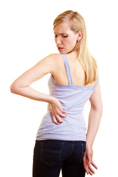 Junge Frau mit Rückenschmerzen