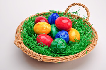 KOrb mit Gras und Ostereier