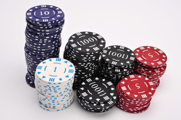 Gestapelte Spielchips mit verschiedenen Werten