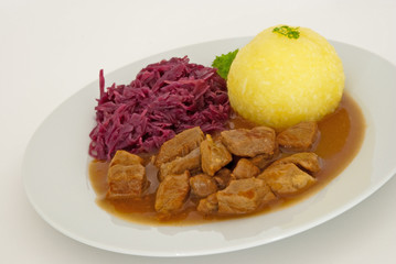 Gulasch mit Kloß und Rotkraut
