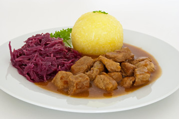 Gulasch mit Kloß & Rotkraut