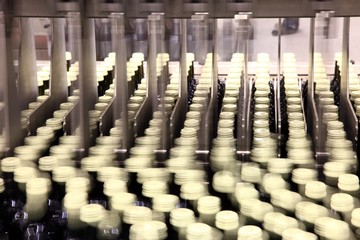 Obraz premium Linia rozlewnicza do butelkowania wina zakrętka