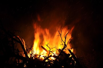 Osterfeuer in der Nacht